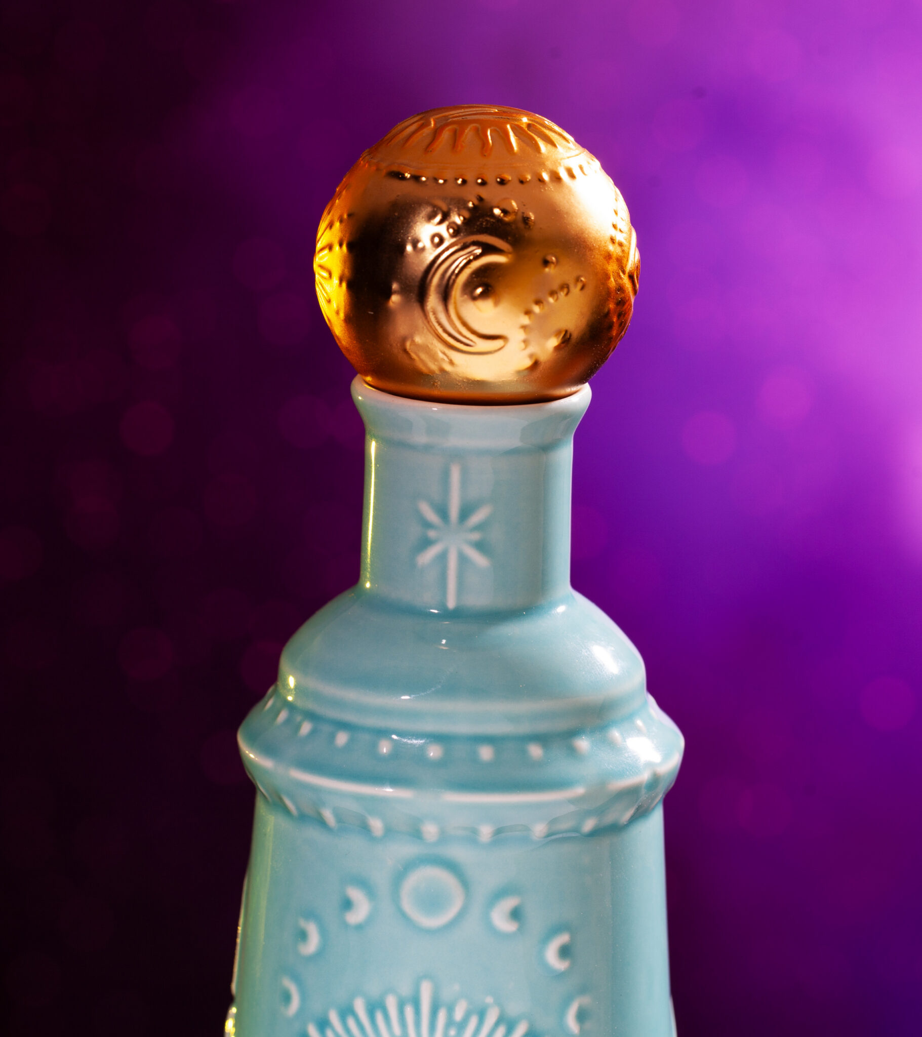 Close up shot of El Mágico Tequila Blanco flavor bottle cap, with a mystical background.